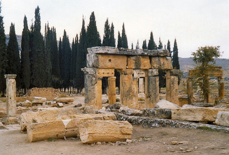 File:Ruine Hierapolis - panoramio.jpg