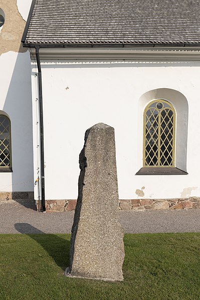 File:Runsten Sya kyrka Ög 01.jpg