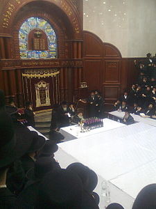 The fifth rebbe, Avrohom Yaakov Friedman, hosting followers in 2010 Sadigura5772.jpg