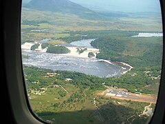 Blick vom ankommenden Flugzeug auf die Lagune von Canaima, Saltos Golondrina, Saltos Ucaima und die Landebahn