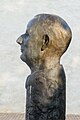 Bronzeskulptur des Heimatforschers Franz Zobel am Kirchplatz in Salzgitter-Bad. Skulptur der Bildhauerin Sabine Hoppe (* 1961)