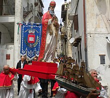 La statua di San Felice Martire e la barchetta in processione per le vie del borgo antico del Circeo