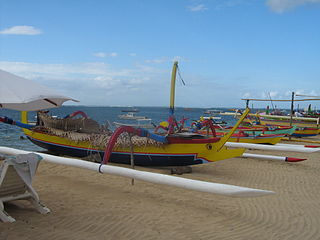 Traditionelle Fischerboote am Strand von Sanur