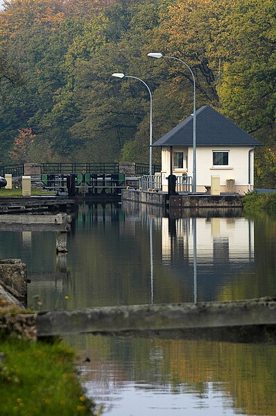 File:Schleuse Nummer 1 im Saar-Kohlen-Kanal.jpg