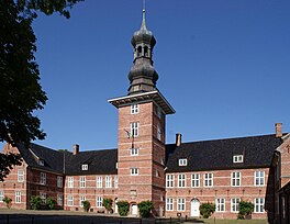 The castle in front of Husum, view of the courtyard of the castle complex Schloss vor Husum, Hof I-2.JPG