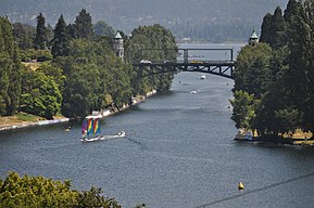 English: Another view of the Montlake Cut and bridge