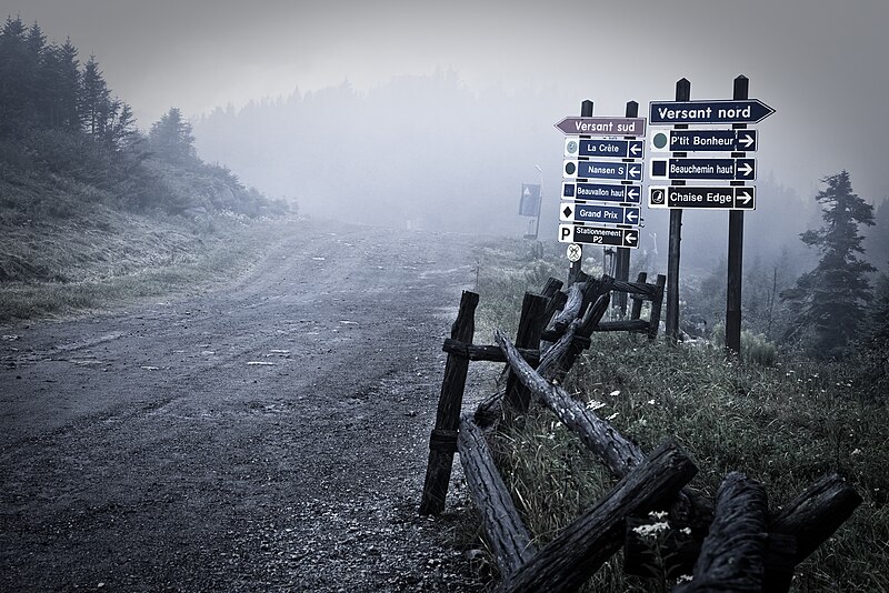 File:Signs at Mont Tremblant.jpg