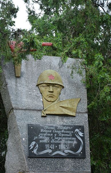 File:Skadovsk Monument to Inhabitants - WW2 Warriors (YDS 2388).jpg