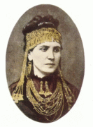 Sophia (épouse de Schliemann), parée des bijoux du « trésor de Priam ».