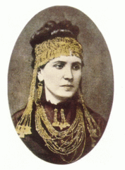 Sophia Schliemann portant le diadème, les boucles d'oreille et le collier du « trésor de Priam ».