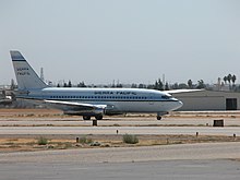 A Boeing 737-200 takes off from Meadows Field, Bakersfield, California Sp-737-N712S-040902-01.jpg