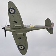 Brittiskt jaktplan märkt med rundlar på vingar och flygkropp.