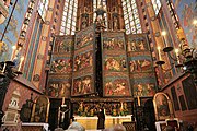 English: The Wit Stwosz Altar in St. Mary's Church, Kraków. A nun opens the altar.