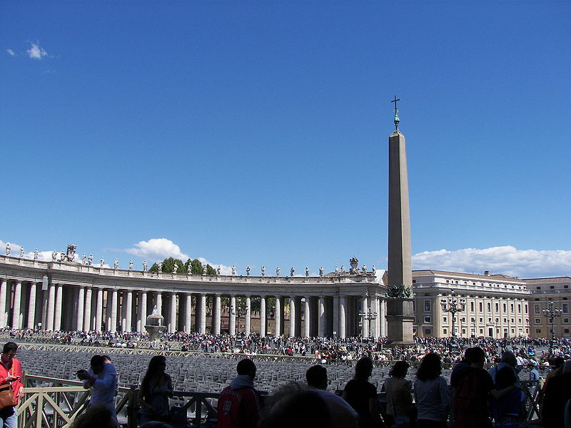 File:St. Peter's Square 3.jpg