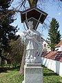 Statue von St. Nepomuk an der Iller im bayerischen Ferthofen neben der katholischen Kirche in Ferthofen.