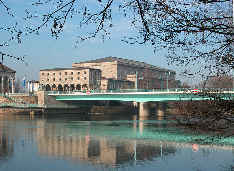 File:Stadthalle u Brücke.jpg