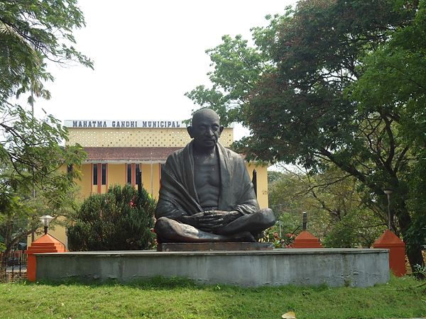 Image: Statue of Mahathma Gandhi Aluva