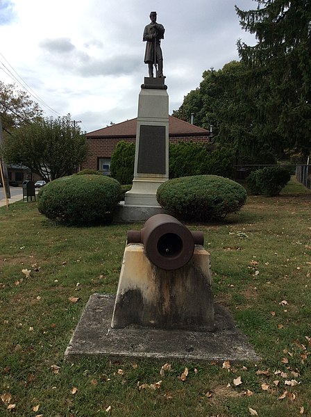 File:Statue of Union soldier standing & cannon.jpg