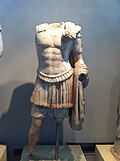 Миниатюра для Файл:Statue of a man wearing a breastplate.JPG