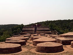 Taştan inşa edilmiş Stupa ve Büyük grup stupalar 2. JPG