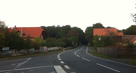 Straße durch Haferfeld