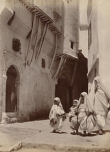 Una dona algeriana amb les seves filles passejant pel carrer, c. 1892