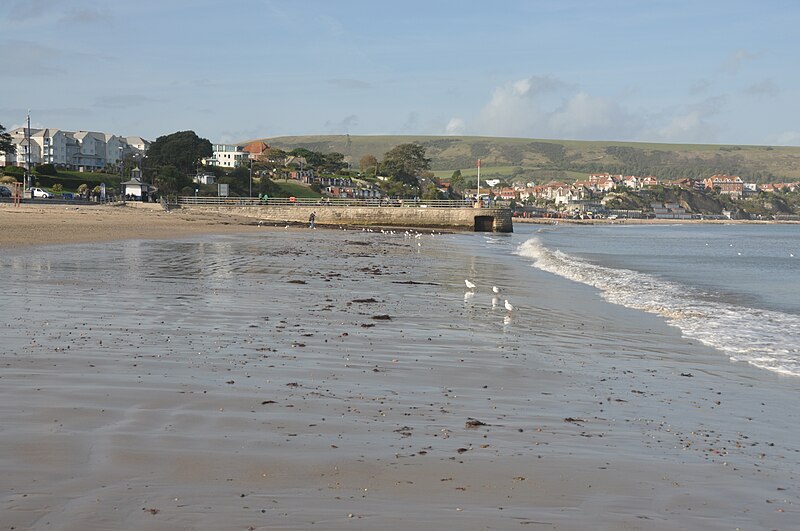 File:Swanage beach (2665).jpg