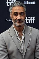 Regisseur Taika Waititi und Darstellerin Jenna Ortega