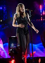 Swift se apresentando ao vivo durante a passagem da turnê Reputation Stadium Tour por Santa Clara.