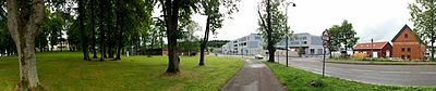 Teie Hovedgård med Færder videregående skole og Tønsberg Kystkultursenter på den andre sida av Banebakken. De lave bygningene etter Tønsberg yrkesskole sees bak til venstre for midten av bildet. Foto: Fordreid panorama 2015
