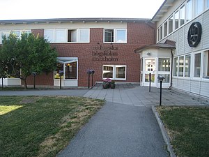 Teologiska högskolan Stockholm med huvudentrén sett från inre gården.