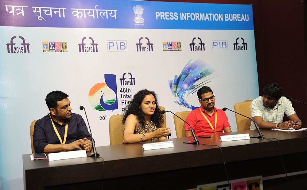 Режиссеры Каушик Гангули, Баш Мохаммед и звукорежиссер Ресул Пукутти на пресс-конференции во время 46-го Международного кинофестиваля Индии (IFFI-2015) в Панаджи, Гоа, 29 ноября 2015 года. Jpg