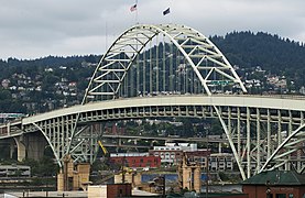 Cầu Fremont ở Portland, Oregon, Hoa Kỳ với nhịp giữa được treo lên vòm, trong khi các nhịp ở hai đầu cầu được đỡ từ bên dưới.