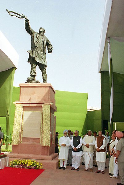 File:The Prime Minister Dr. Manmohan Singh unveiled the statue of Late Prime Minister Shri Rajiv Gandhi on the occasion of 'Sadbhavana Divas' (his birth anniversary) in New Delhi on August 20, 2004.jpg