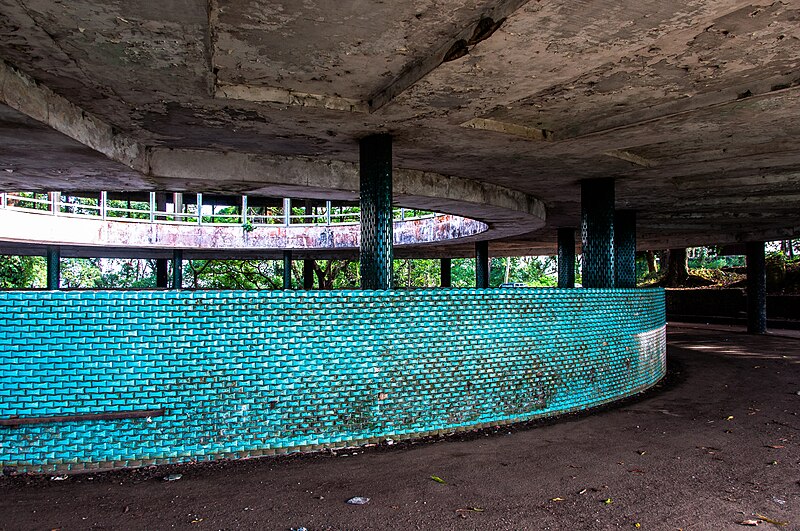 File:The driveway in front of the former Ducor Hotel in Monrovia, Liberia.jpg