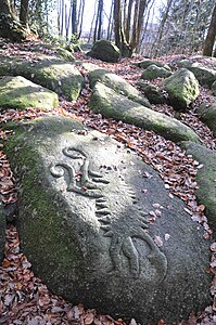 Wolfsskulptur auf Granit