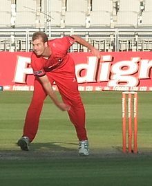 Tom Smith bowling, 2012.JPG