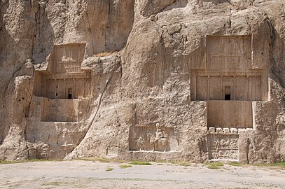 Tombe di Artaserse a destra e Dario II a sinistra