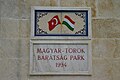 Unha placa no Parque da Amizade Turco-Húngaro en Szigetvar