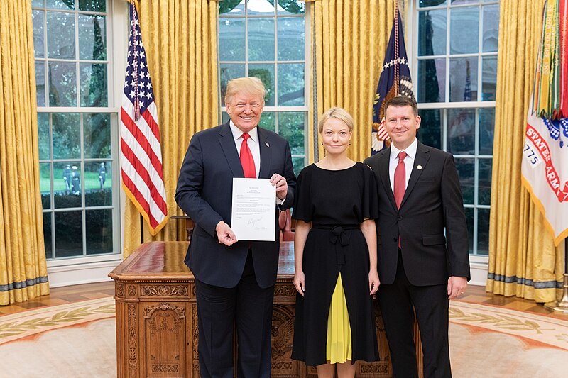 File:USA president Donald Trump ja Eesti suursaadik Jonatan Vseviov abikaasaga (42943413980).jpg