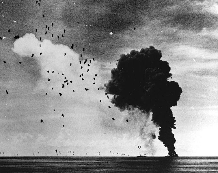 File:USS Abner Read (DD-526) afire and sinking in Leyte Gulf on 1 November 1944 after being hit by a kamikaze (NH 63442).jpg