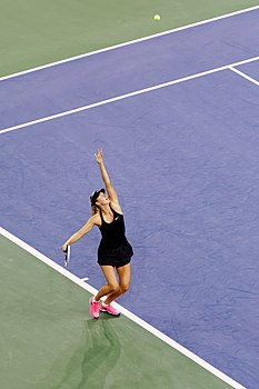 Sharapova al servizio durante gli US Open 2014