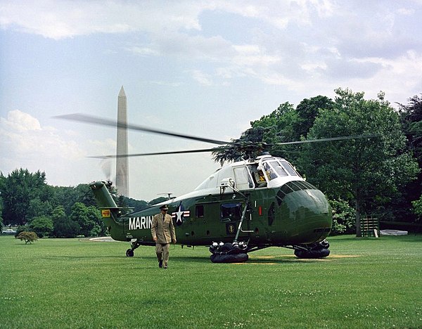 A VH-34D presidential helicopter (BuNo 147201) on the South Lawn of the White House in 1961