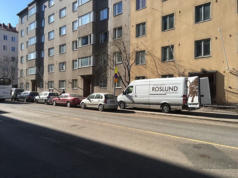 File:Van loading on sidewalk (42146120400).jpg