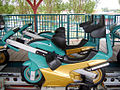 Een achtbaantrein van de motorfietsachtbaan Velocity in Flamingo Land Theme Park & Zoo