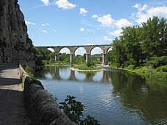 Viaduc ferroviaire, avec la voie verte en dessus.