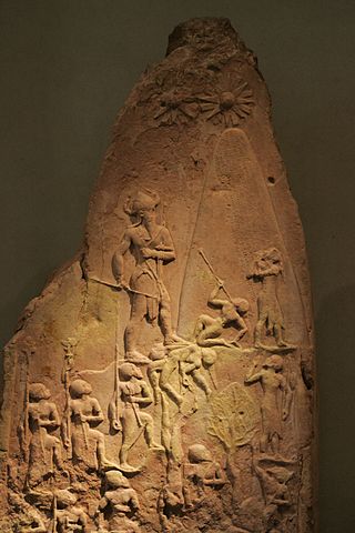 前2500年－前2000年 头戴牛角帽的是自称为神的纳拉姆辛，牛角帽是神的象征，树木、山石与人物融合是艺术史上的首创[46]。