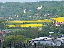 Teil des  Viega-Zweigwerks (unten rechts) vor der Rudelsburg und der Burg Saaleck