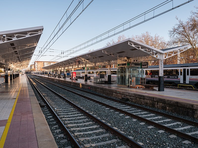 File:Vitoria - Estación RENFE 02.jpg