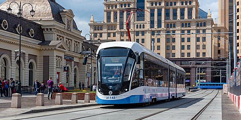 Трамвай 71-931М «Витязь-М» у главного входа, 2020.